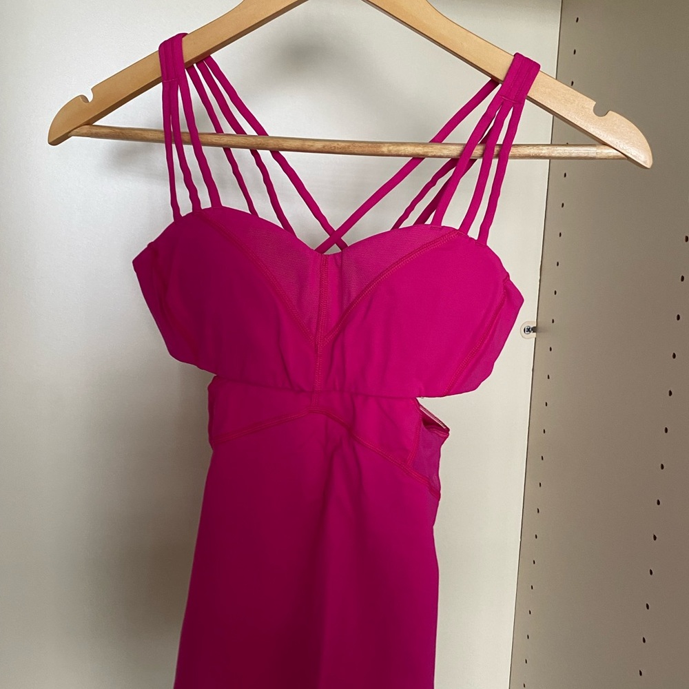 Sexy Lululemon top in hot pink